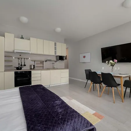 Charming With Balcony In Wroclaw's Nadodrze By Renters Apartment *