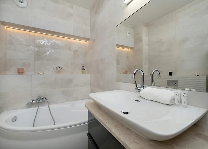 Charming With Balcony In Wroclaw's Nadodrze By Renters Διαμέρισμα *