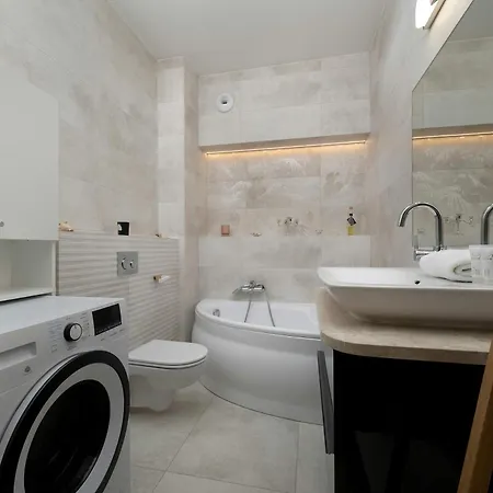 Charming With Balcony In Wroclaw's Nadodrze By Renters Apartamento