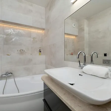 Charming With Balcony In Wroclaw's Nadodrze By Renters Apartamento *